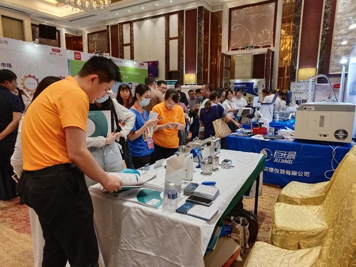 第十四屆藥品質(zhì)量安全大會(huì)首日盛況直擊，億天凈化精彩亮相！